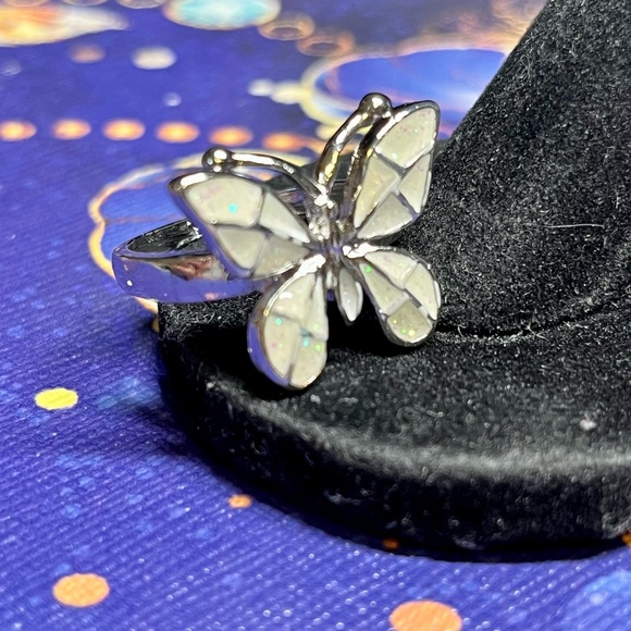 Pretty butterfly -cream/white “fireopal” ring silver tone - Picture 5 of 8